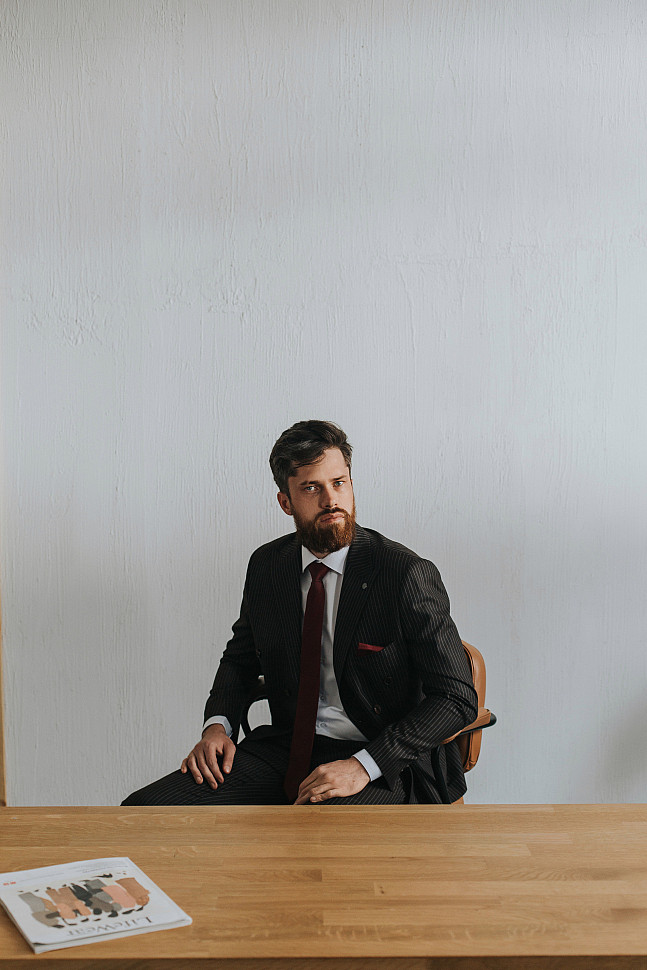 Красный галстук с костюмом